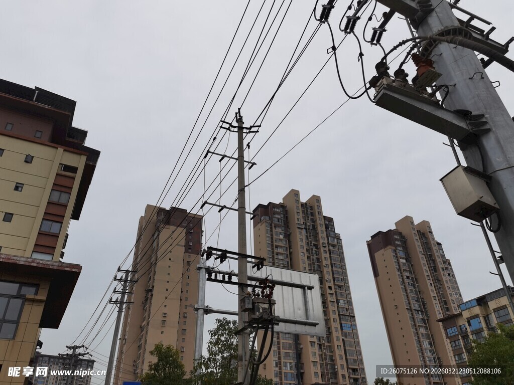 城市住宅区旁的电力设施