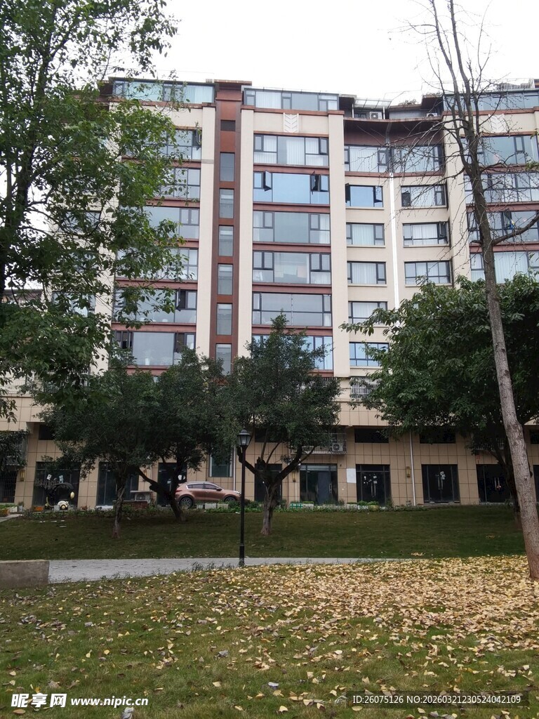 秋日里的现代多层住宅楼