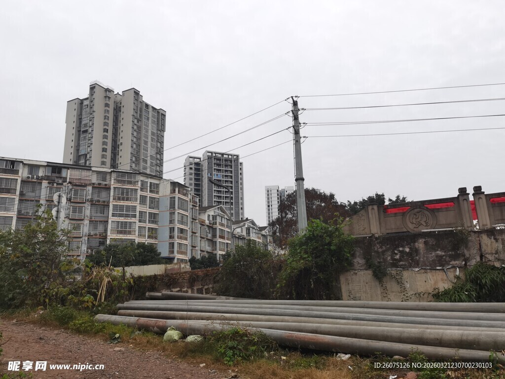 城郊景象新旧建筑并存