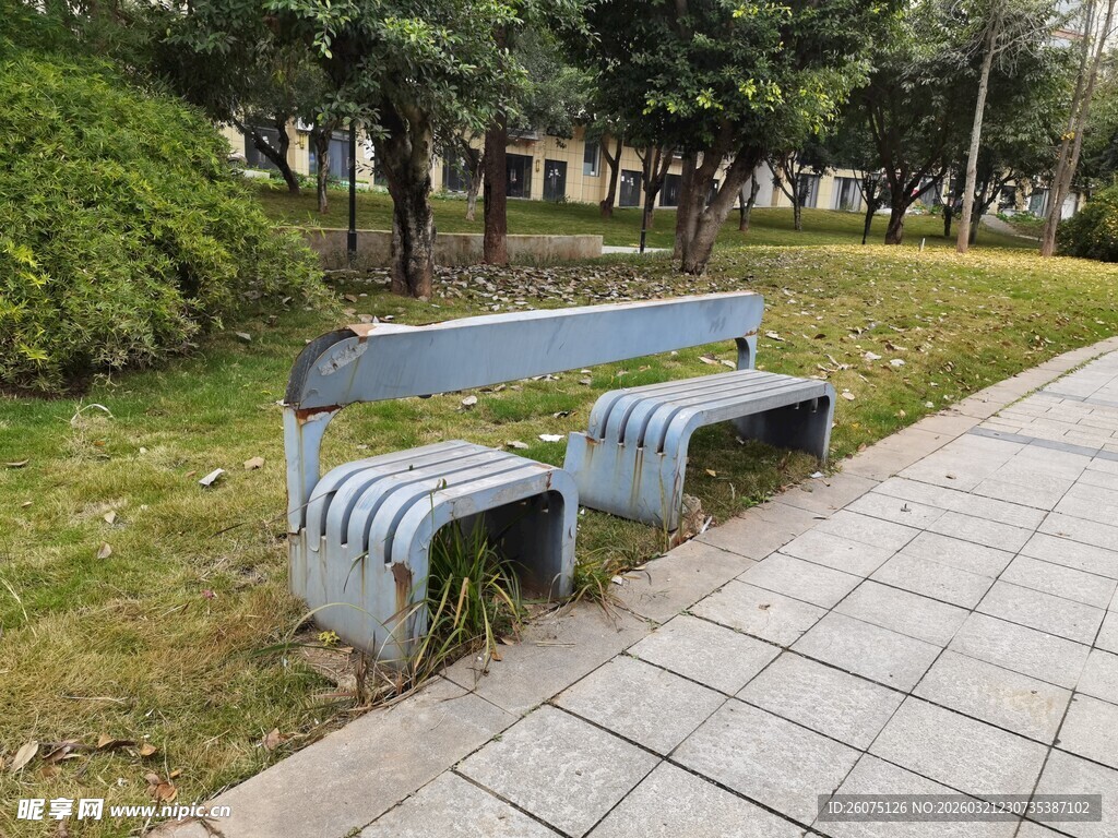 公园中的金属长椅