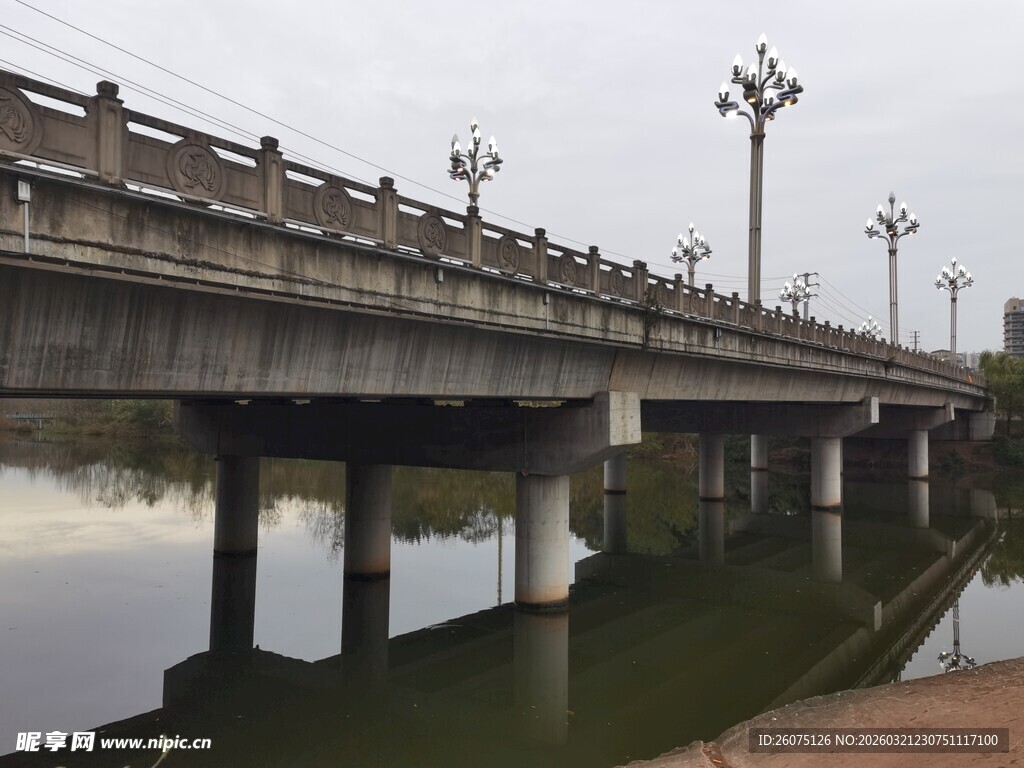 河畔桥梁风景