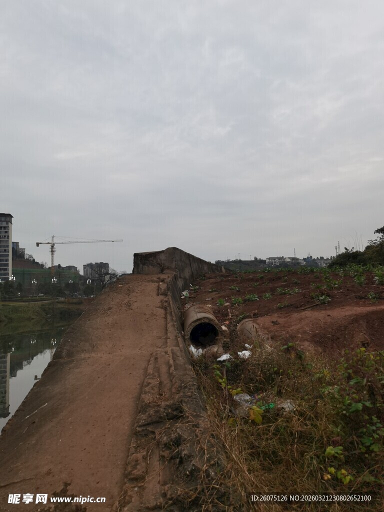 乡村泥泞小路与排水管道
