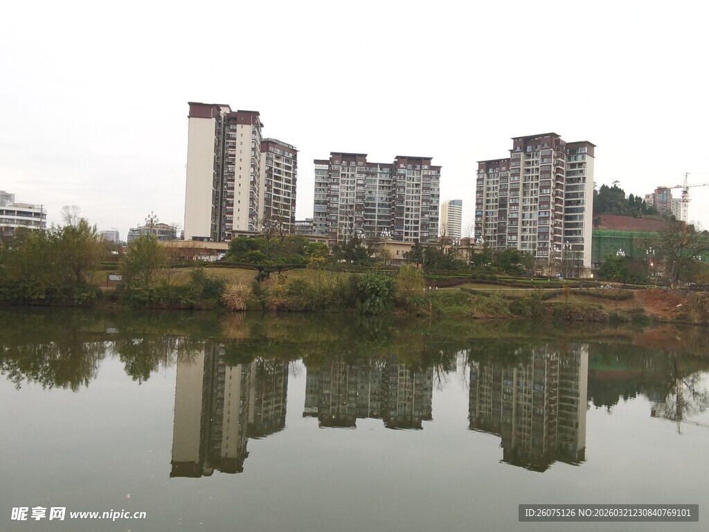 湖畔高楼倒影美景