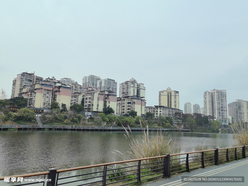 河畔城市风光