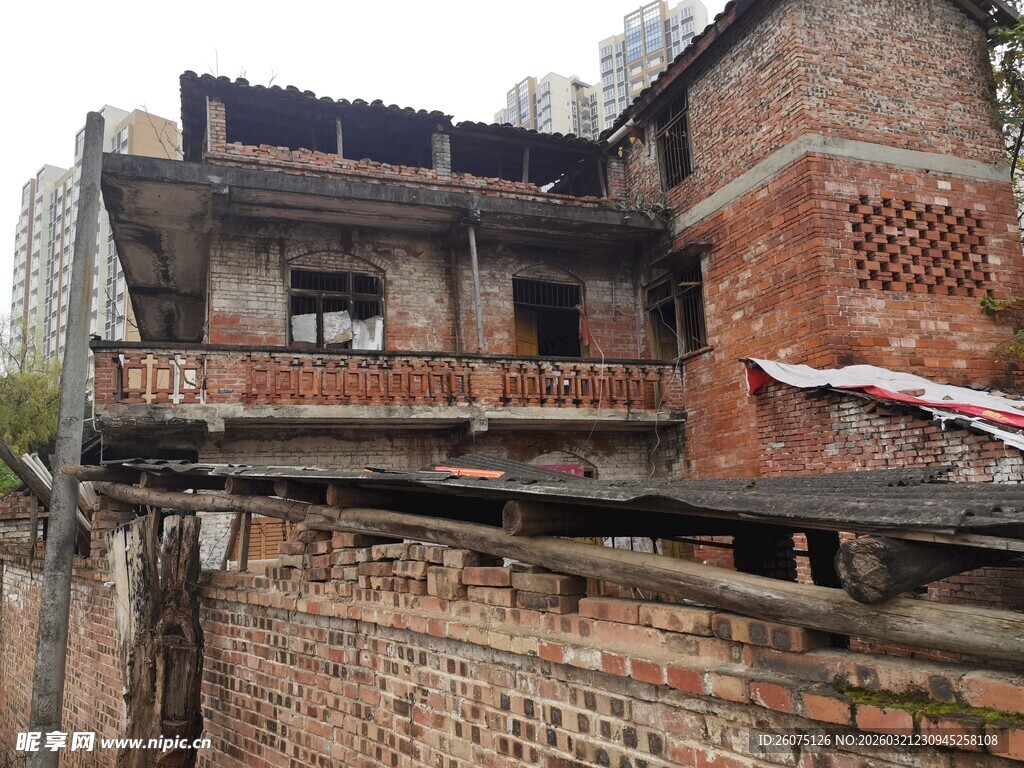 老旧砖房与背后的高楼对比