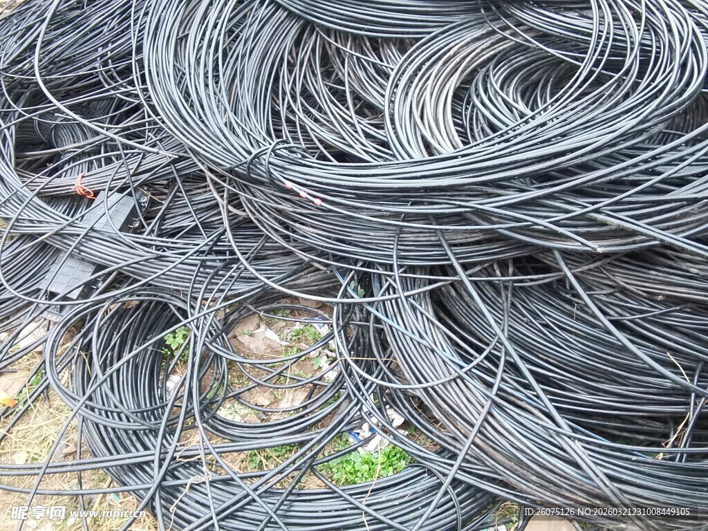 废旧黑色线缆堆