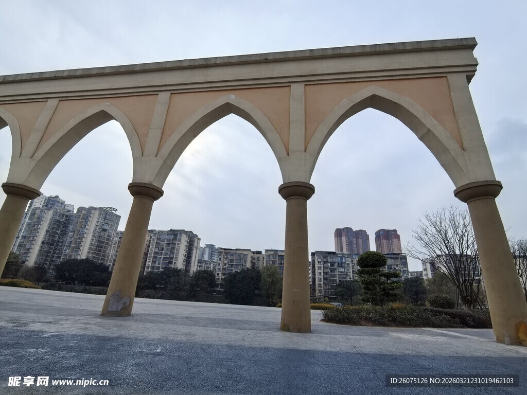 拱形建筑下的城市景观