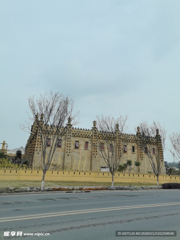 古老建筑立于空旷街道旁