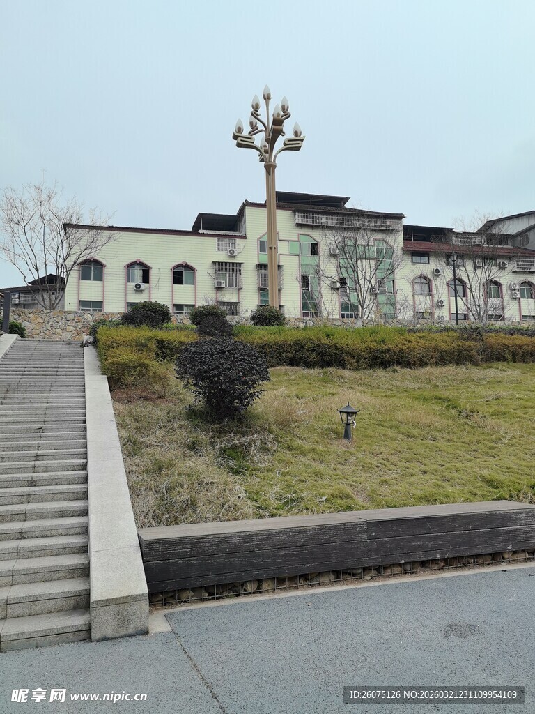 中式建筑前的户外景致