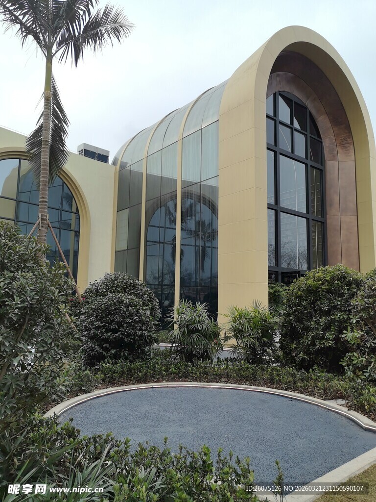 现代风格弧形建筑外观