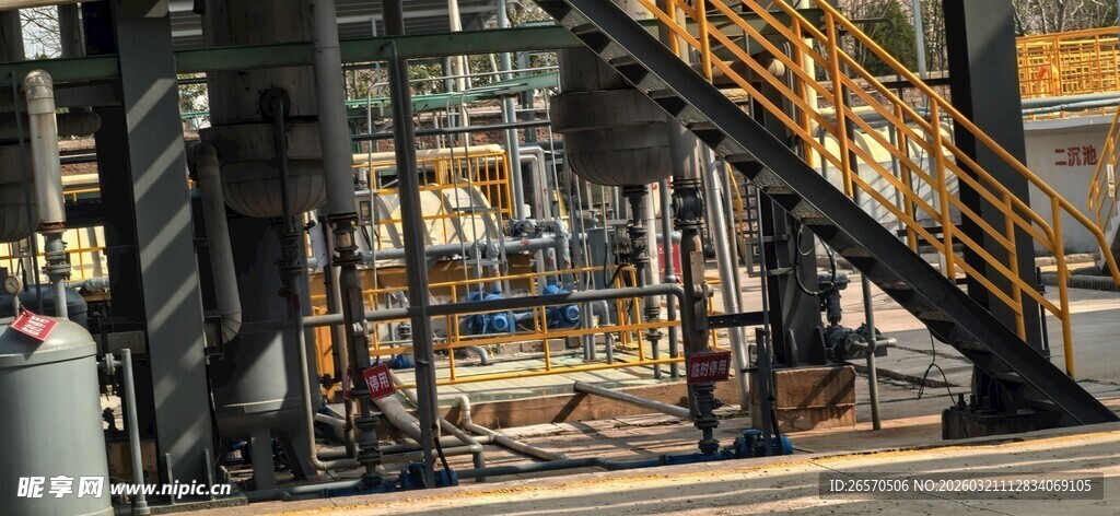 工业场景中的金属楼梯设施