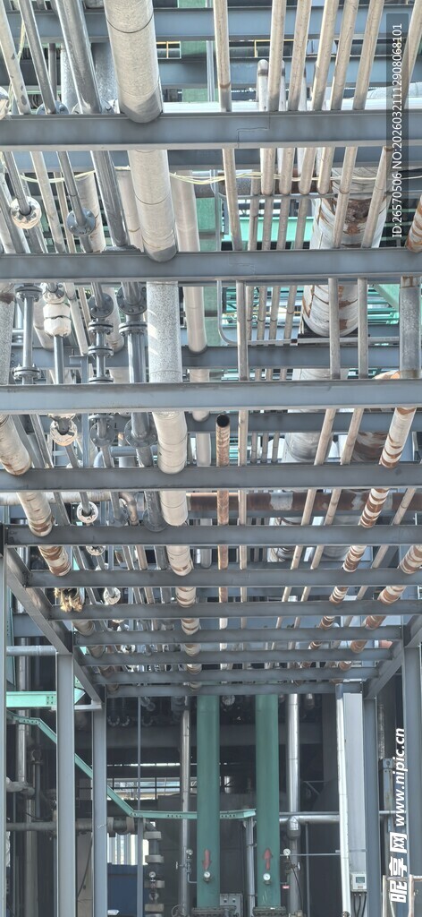 现代建筑独特金属结构景观