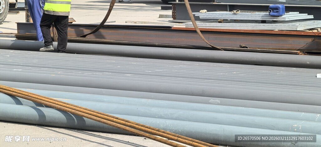 工人操作金属管材现场
