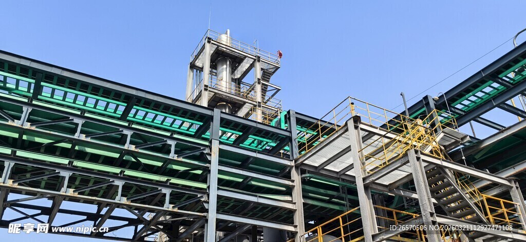 工人于桥梁施工现场作业