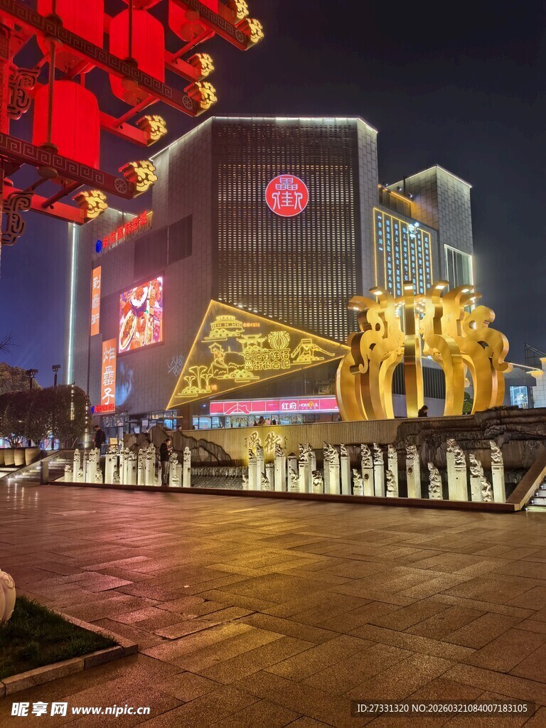 城市夜景中的璀璨建筑与雕塑