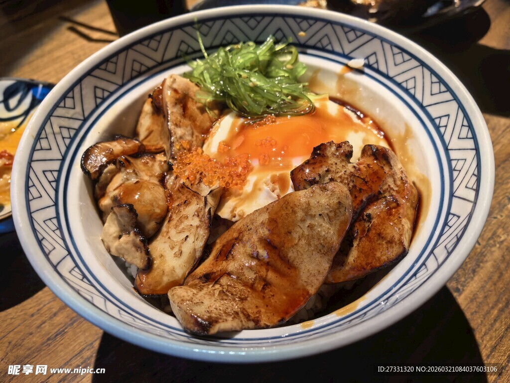 美味日式烤鸡肉盖饭