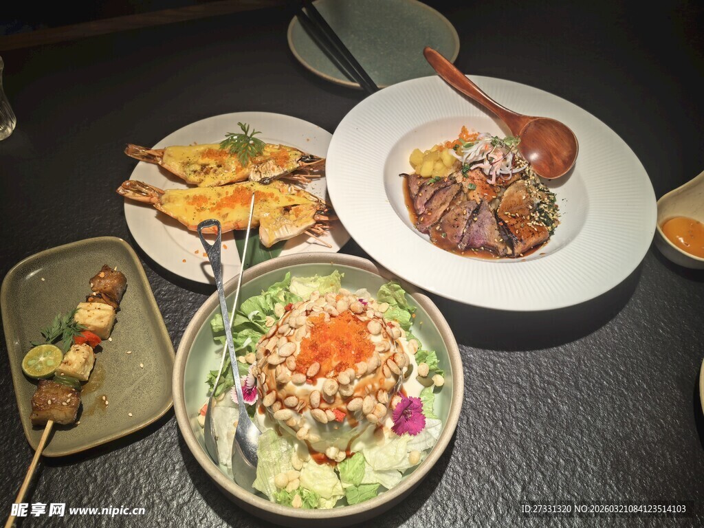 多样美味佳肴摆桌展示