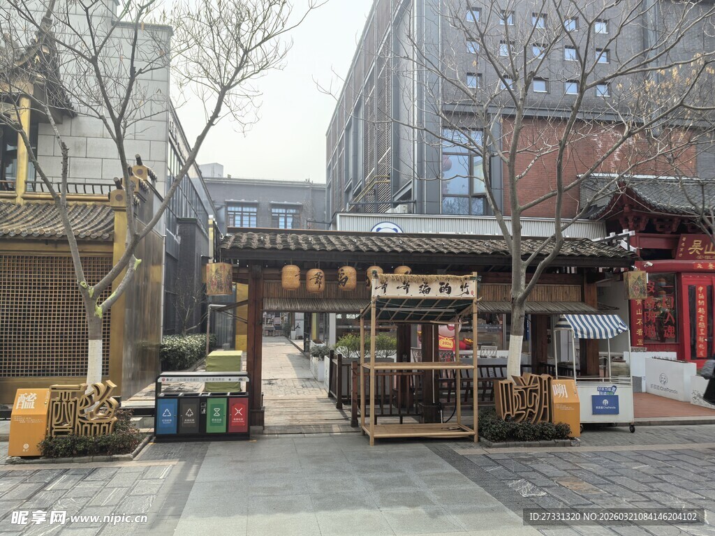 城市街头的特色摊位场景