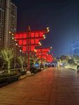城市夜景中的红色装饰景观