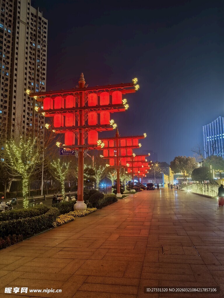 城市夜景中的红色装饰景观