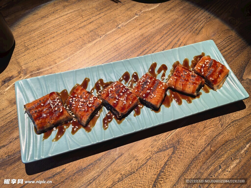 美味烤排骨摆于盘上