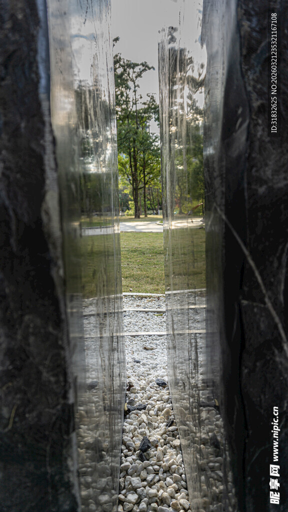 透过石缝看户外水景