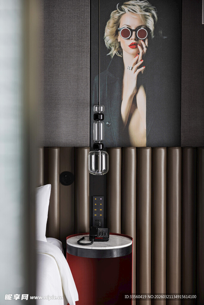 复古风卧室中的梦露挂画