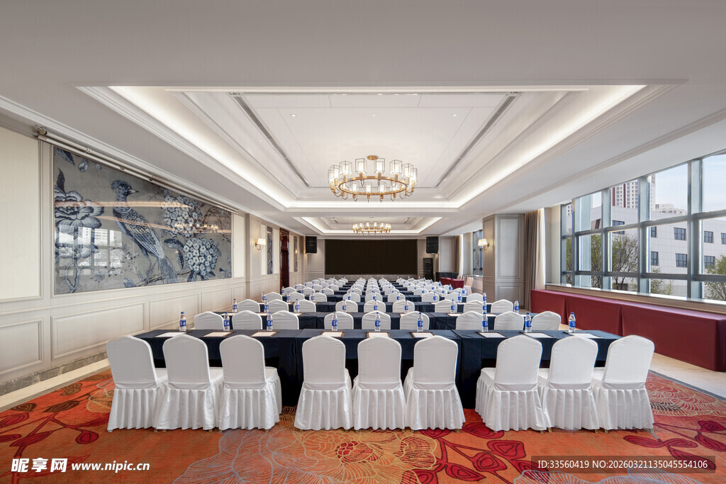 豪华会议室整齐排列座椅