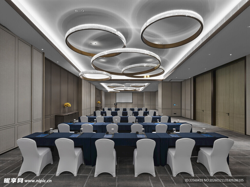 现代风格会议室整齐布局