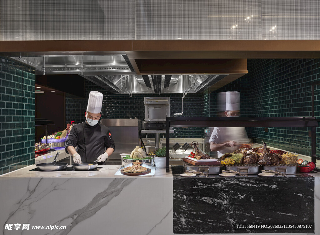 厨师于现代厨房专注烹饪