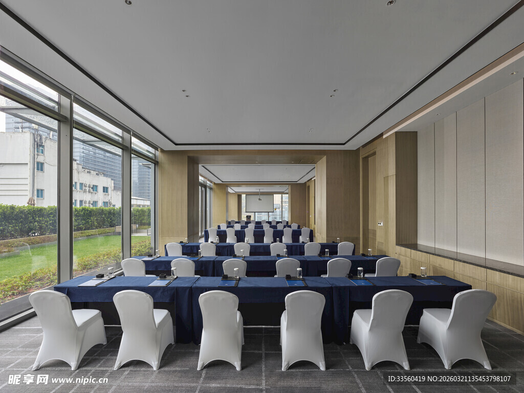 宽敞明亮的现代会议室
