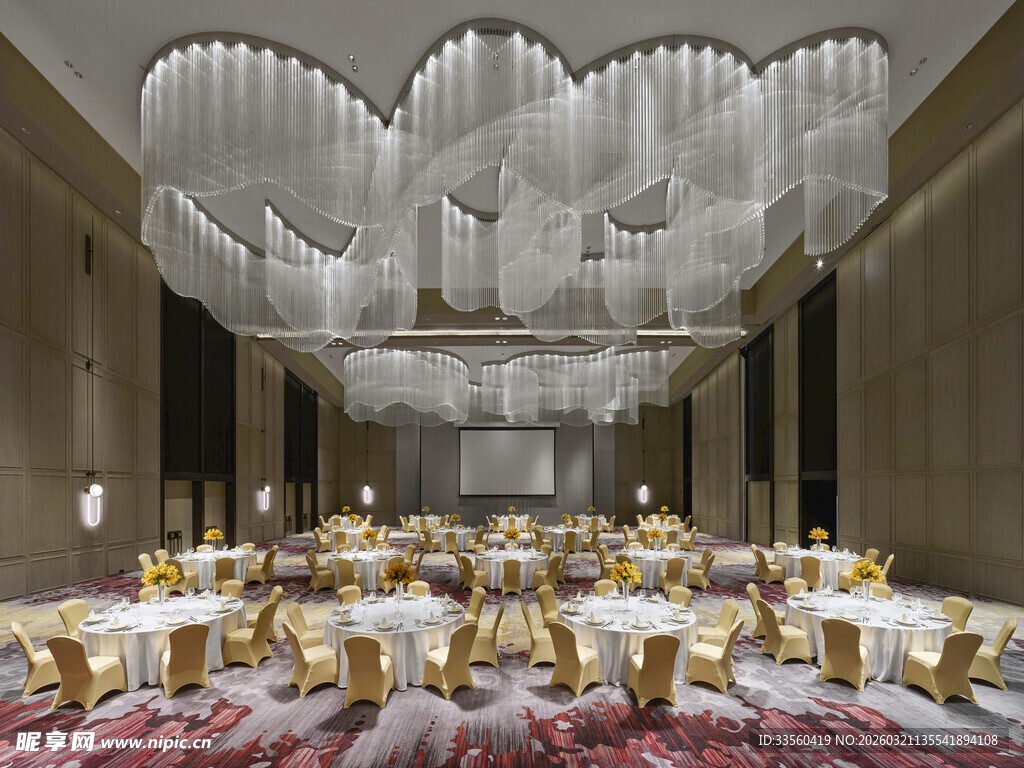 豪华宴会大厅布置精美