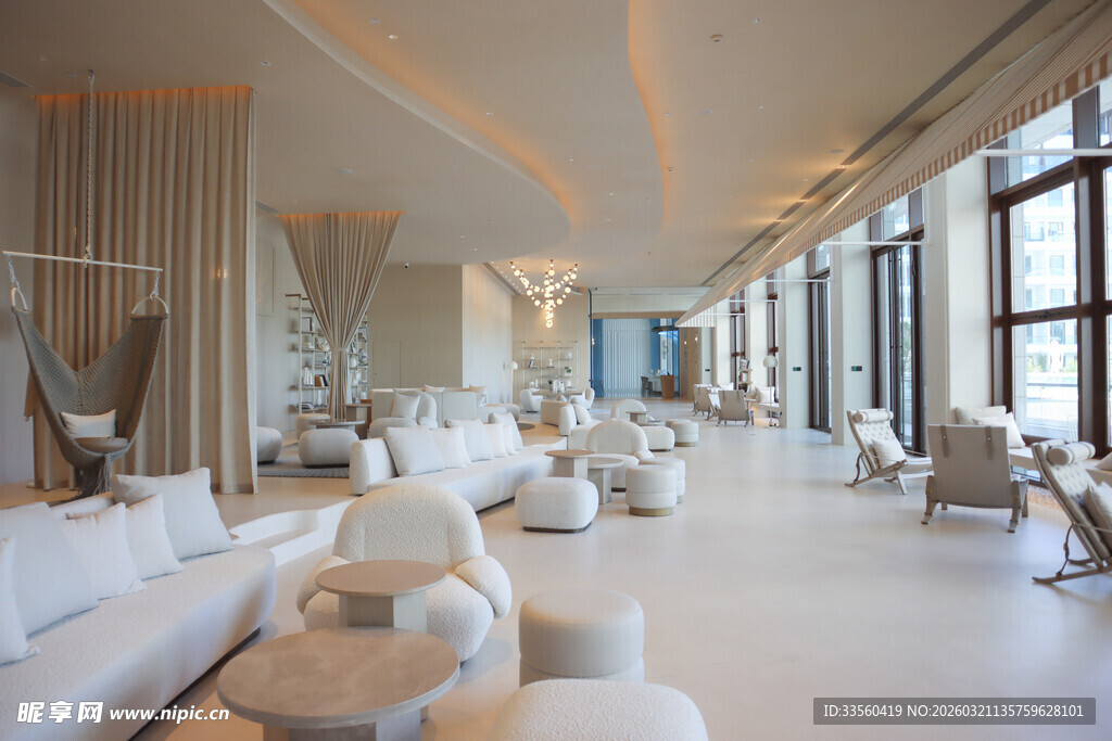 现代简约风格的宽敞休息区