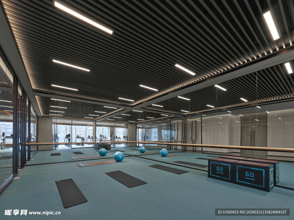 现代宽敞健身房室内场景