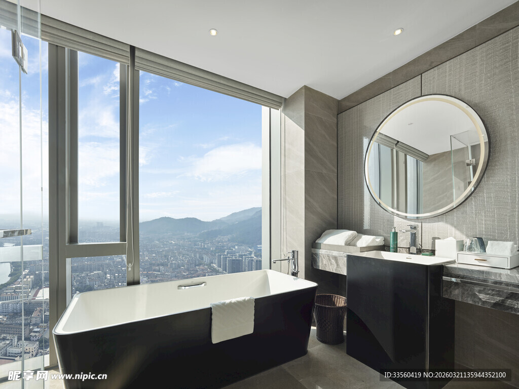 现代豪华浴室视野开阔