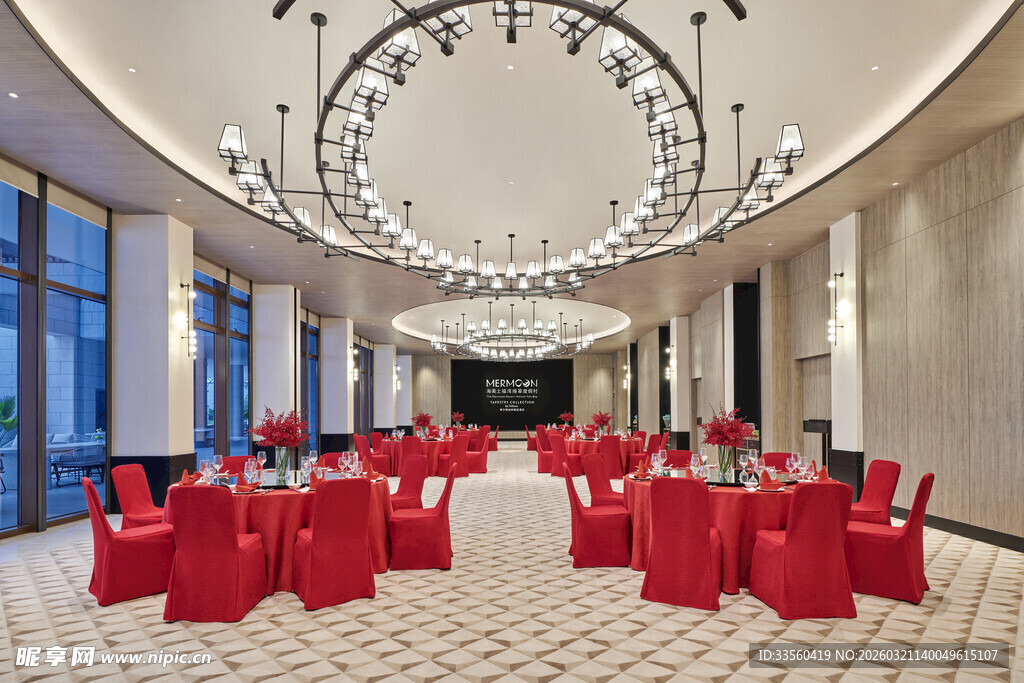 豪华宴会厅内的红色宴会布置
