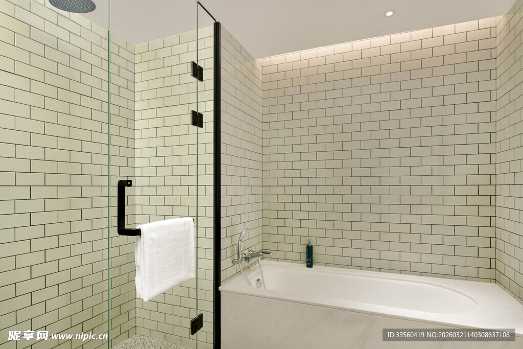 简约浴室瓷砖与浴缸设计