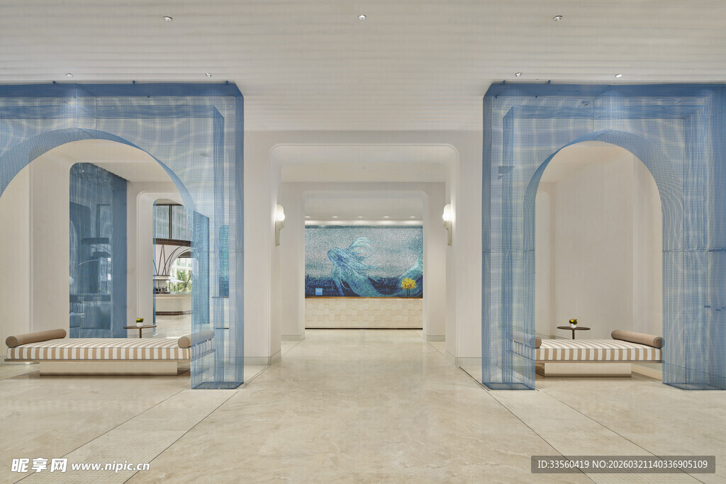 蓝色拱形门的优雅室内空间
