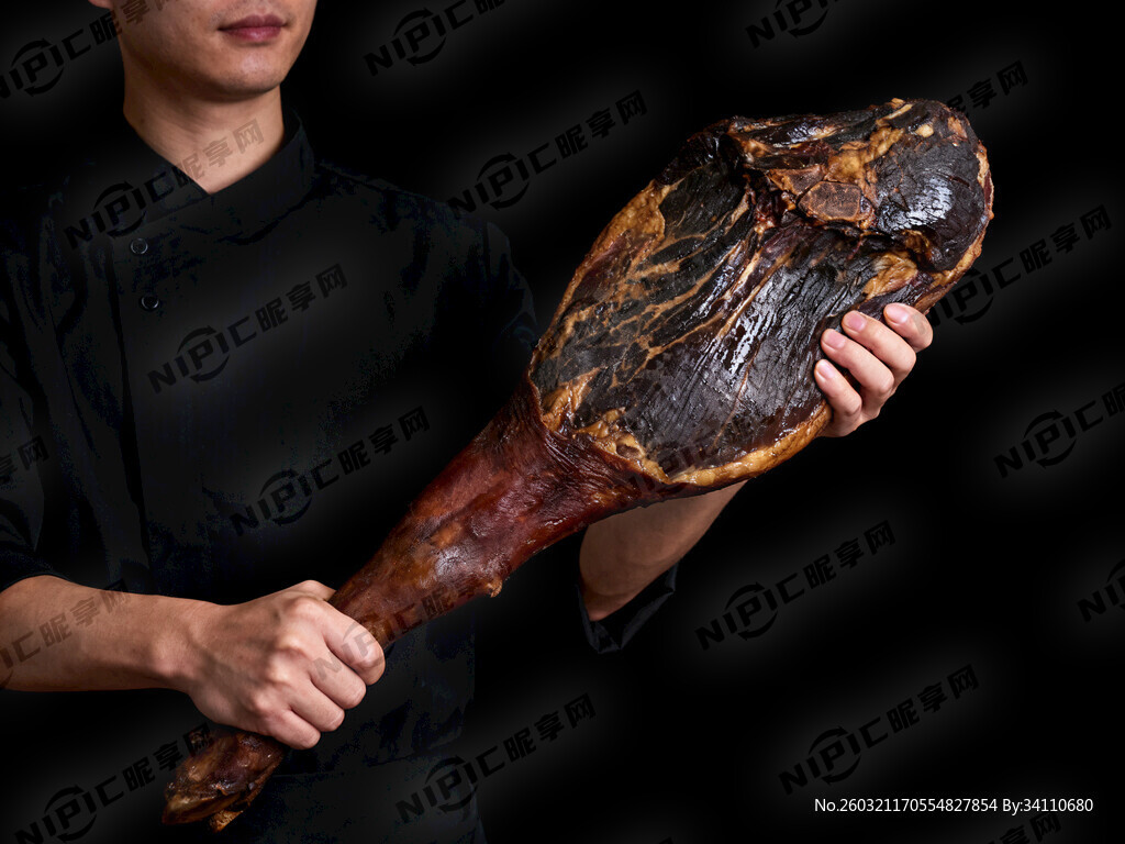 左边：人物拿起土黑猪肉整后腿肉