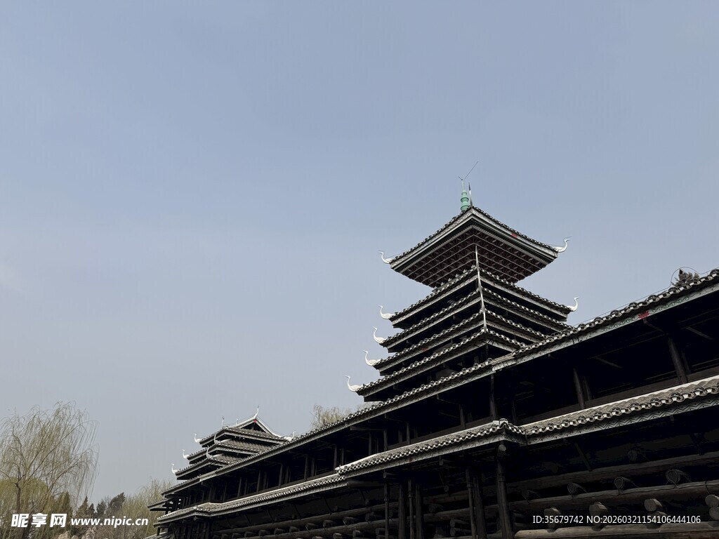 古朴多层传统木质古建筑