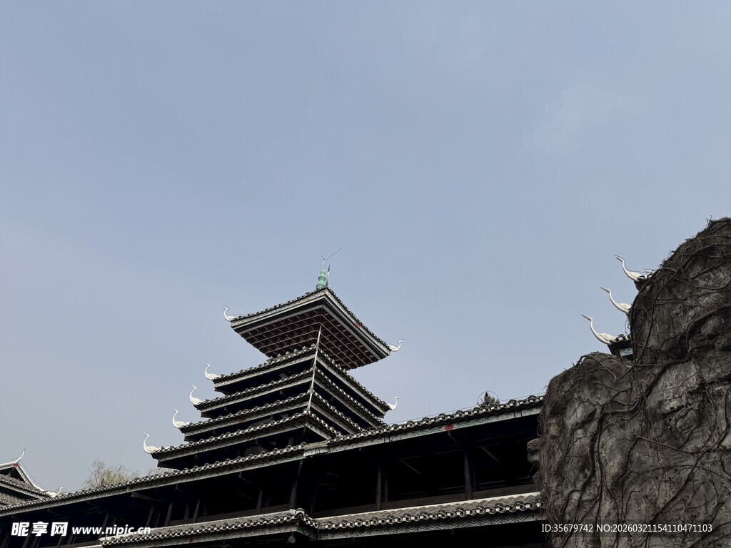 古老建筑顶端景观