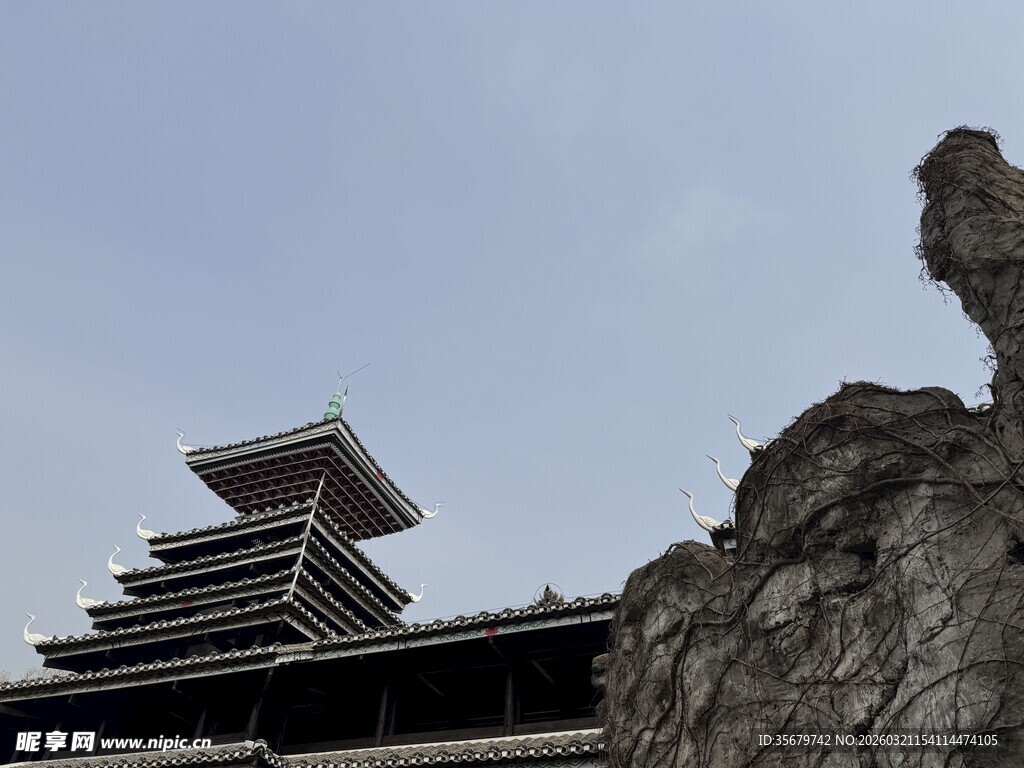 古老建筑旁的奇特岩石景观