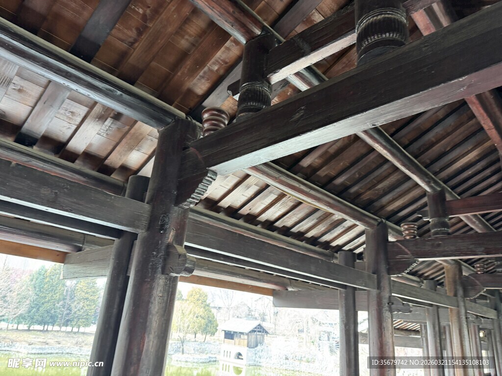 传统木质结构建筑内部