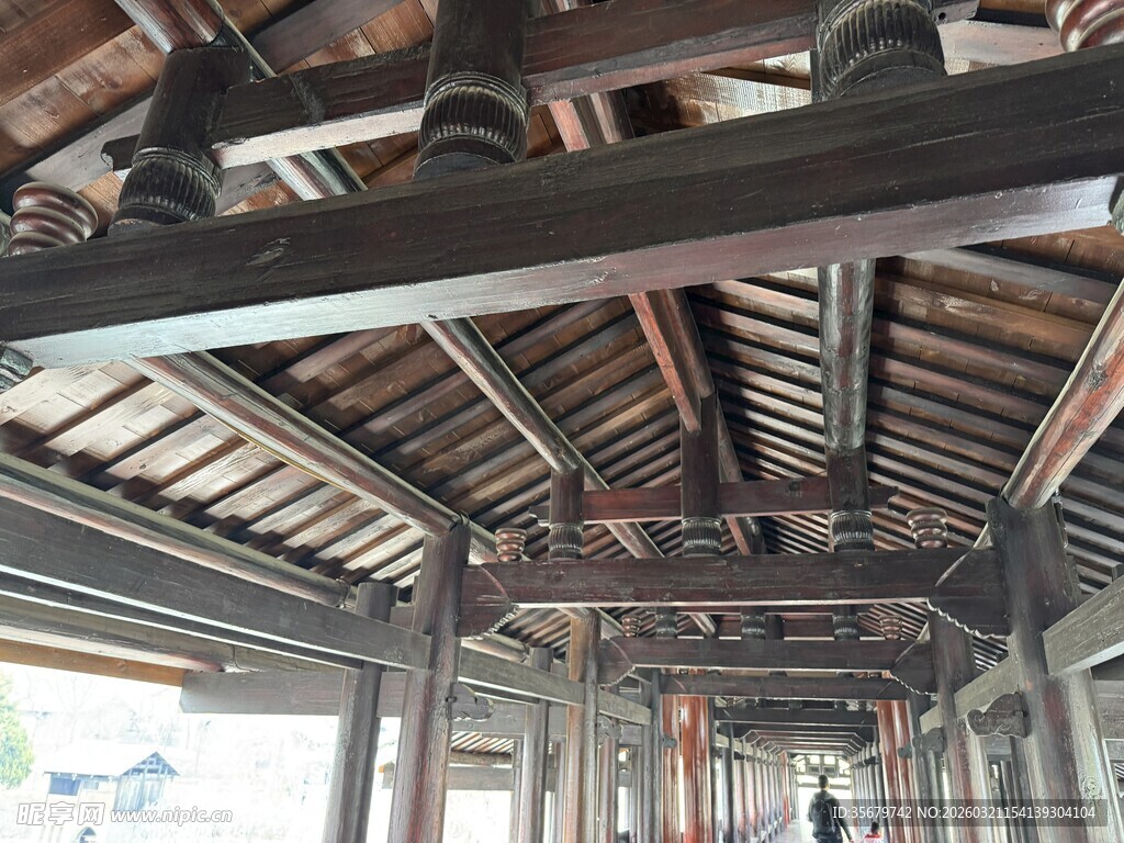 中式传统木构建筑内部