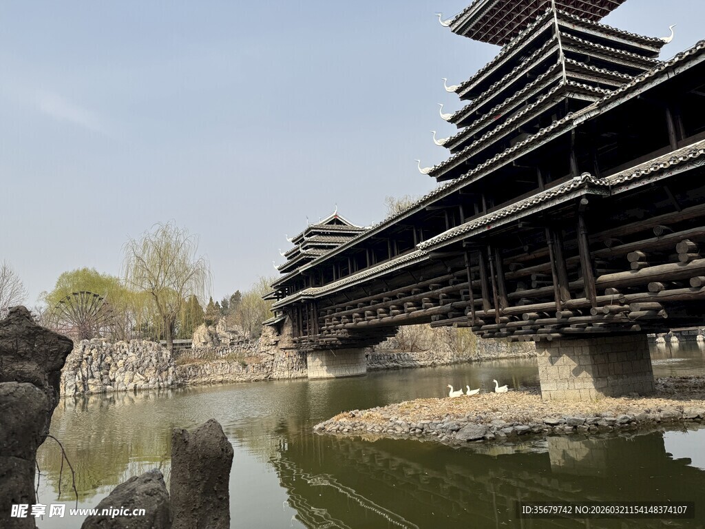 古桥横跨碧水景色秀丽