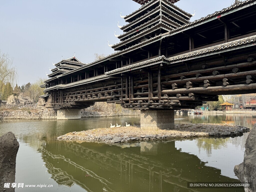 古风廊桥横跨绿水之上