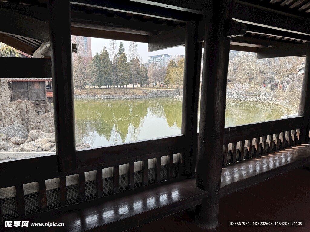 中式亭廊内的湖景风光