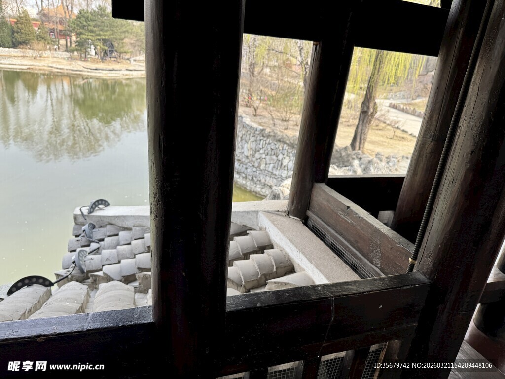 透过窗棂赏湖景