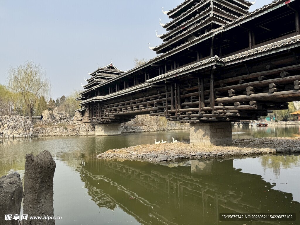 古色古香的水上廊桥