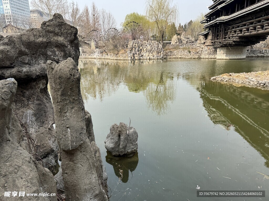 中式园林湖景与嶙峋怪石